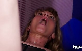Naomi mature sexy va en club libertin avec son mari
