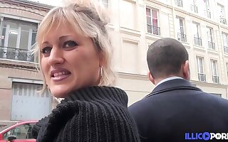Bonne milf blonde gangbang devant son mari, pour Noël [Full Video]